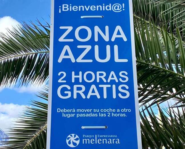 Cartel indicativo de la zona azul implantada en la calle de Ignacio de Ellacuría/TA.